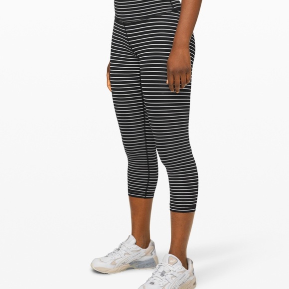 Lululemon Wunder Under Crop pants - Picture 3 of 5